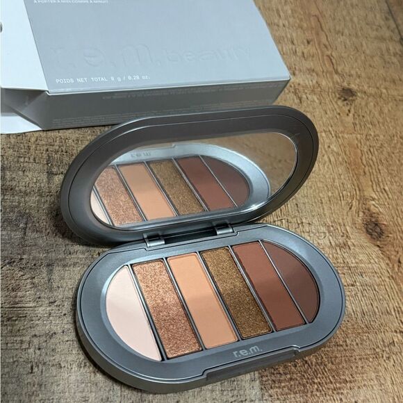 r.e.m. rem Ariana Grande Midnight Shadows BABYDOLL Eyeshadow Palette NEW BOXED - Picture 4 of 5